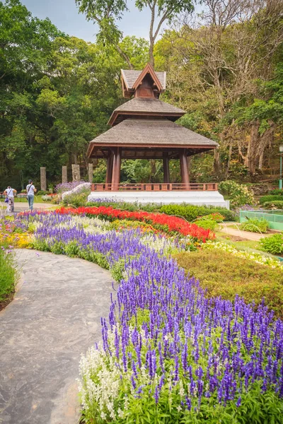 Vista Colorida Del Paisaje Del Jardín Flores Pabellón Madera Del —  Fotos de Stock