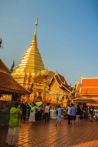  Chiang Mai, Tayland - 3 Mayıs 2017: Turist tapınma vardır ve hak Wat Phra Bu DOI Suthep, ünlü Tapınağı ve Chiang Mai, Tayland dönüm noktası oldu.