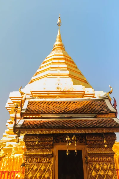美丽的泰国北方风格的黄金教堂和宝塔建筑在 Wat Phra Doi Suthep 著名的寺庙 并成为泰国清迈的地标 — 图库照片