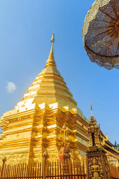 美丽的泰国北方风格的黄金教堂和宝塔建筑在 Wat Phra Doi Suthep 著名的寺庙 并成为泰国清迈的地标 — 图库照片