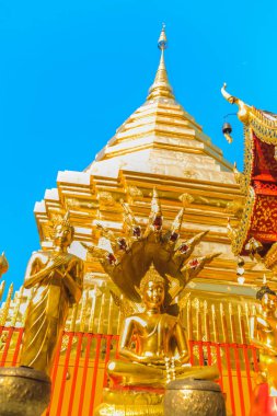 Güzel Kuzey Tayland altın kilise ve pagoda Wat Phra Bu DOI Suthep, ünlü Tapınak, mimari tarzı ve Chiang Mai, Tayland dönüm noktası oldu.