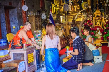  Chiang Mai, Tayland - 3 Mayıs 2017: Turist tapınma vardır ve hak Wat Phra Bu DOI Suthep, ünlü Tapınağı ve Chiang Mai, Tayland dönüm noktası oldu.