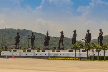 Prachuap Khiri Khan, Tayland - 16 Şubat 2017: Bronz heykel dağ ve mavi gökyüzü arka planda Rajabhakti Park'ta Khao Takiab tepeler ve Hua Hin beach yakın yedi Tay kralların.