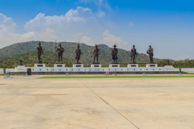 Prachuap Khiri Khan, Tayland - 16 Şubat 2017: Bronz heykel dağ ve mavi gökyüzü arka planda Rajabhakti Park'ta Khao Takiab tepeler ve Hua Hin beach yakın yedi Tay kralların.