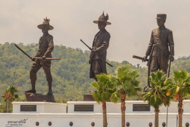 Prachuap Khiri Khan, Tayland - 16 Şubat 2017: Bronz heykeller üç yedi Tay dağ ve mavi gökyüzü arka planda Rajabhakti Park'ta Khao Takiab tepeler ve Hua Hin beach yakın krallar.