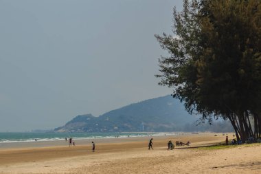 Prachuap Khiri Khan, Tayland - 16 Şubat 2017: Huzurlu deniz, sandy ve Suan oğlu Pradiphat beach, huzur plaj boyunca yakın Khao Takiab hills peyzaj ve Hua Hin beach.