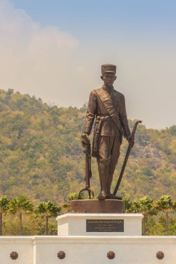 Prachuap Khiri Khan, Tayland - 16 Şubat 2017: Kral Mongkut bronz heykeli (Rama lv) yakın Khao Takiab Rajabhakti Park'ta büyük anıt hills, Hua Hin beach, Prachuap Khiri Khan, Tayland