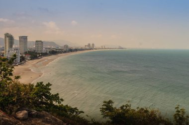Kumlu plaj, yeşil dağ, peyzaj, cityscape, cennet, mavi gökyüzü scape ve deniz manzarası Hua Hin beach, Prachuab Khiri Khan, Tayland'da dahil olmak üzere Hua Hin havadan görünümü.