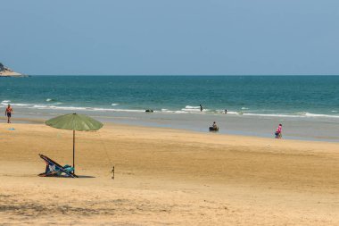Prachuap Khiri Khan, Tayland - 16 Şubat 2017: Huzurlu deniz, sandy ve Suan oğlu Pradiphat beach, huzur plaj boyunca yakın Khao Takiab hills peyzaj ve Hua Hin beach.