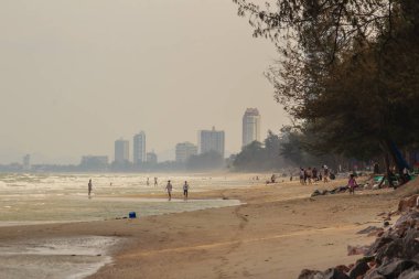 Phetchaburi, Tayland - 16 Şubat 2017: Turistik zevk için yaz aylarında yüzme Chao Samran Beach,: Phetchaburi, Thailand.