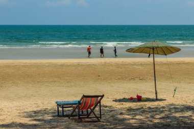Prachuap Khiri Khan, Tayland - 16 Şubat 2017: Huzurlu deniz, sandy ve Suan oğlu Pradiphat beach, huzur plaj boyunca yakın Khao Takiab hills peyzaj ve Hua Hin beach.