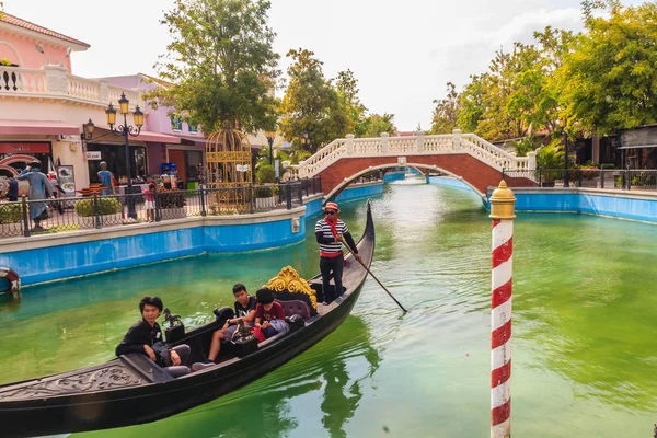 Χουά Χιν Ταϊλάνδη Μαρτίου 2017 Όμορφη Γόνδολα Σκάφος Και Γέφυρα — Φωτογραφία Αρχείου