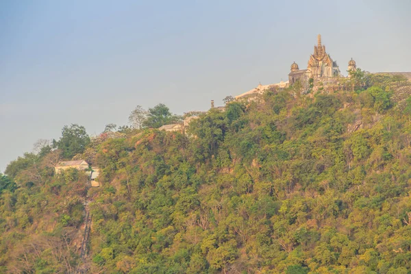 Pagoda Phra Nakhon Khiri Historical Park (Khao Wang), Petchaburi, Tayland, Thailand, tepenin üstüne görünümünü güzel manzara.