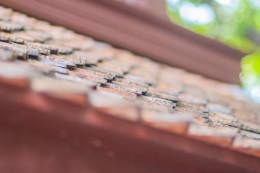 Tayland Budist Tapınağı desende eski porselen çatı kiremitleri.