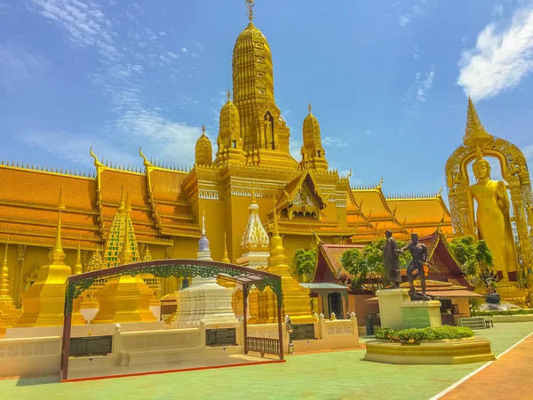 Όμορφη Χρυσή Ναός Χρυσές Στέκεται Άγαλμα Του Βούδα Στο Πάρκο — Φωτογραφία Αρχείου