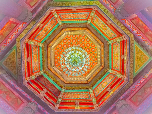 美丽的吊灯挂在泰国佛教教堂装饰的天花板上 五颜六色的天花板图案与装饰吊灯灯 — 图库照片