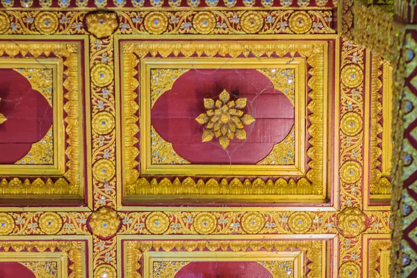 Belo Teto Dourado Decorado Forma Lótus Com Lâmpada Igreja Budista — Fotografia de Stock