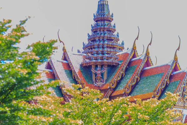 Wunderschöne Thailändische Buddhistische Tempelarchitektur Mit Nagas Und Garuda Mustern Sonnigen — Stockfoto