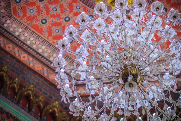 Belle Lampe Lustre Est Accroché Sur Plafond Décoré Dans Église — Photo