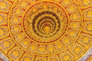 Güzel altın süslü tavan lamba Tayland Budist Kilisesi ile lotus şeklinde.  