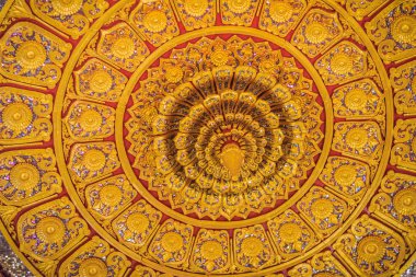Güzel altın süslü tavan lamba Tayland Budist Kilisesi ile lotus şeklinde.  