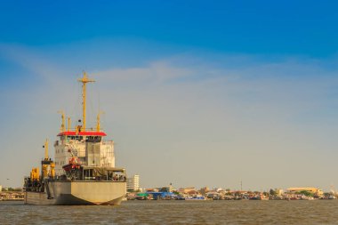 İthalat ve iş lojistiği için büyük bir konteyner gemisi. Tayland Bangkok Liman İdaresi 'nden büyük bir kargo gemisi kalkıyor. Ya da Tayland, Bangkok' taki Chao Phraya nehri boyunca Klong Toey limanı..