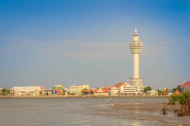Samut Prakan belediye binasının yeni gözlem kulesi ve iskele manzarası. Samut Prakan, Tayland Körfezi 'ndeki Chao Phraya Nehri' nin ağzında..
