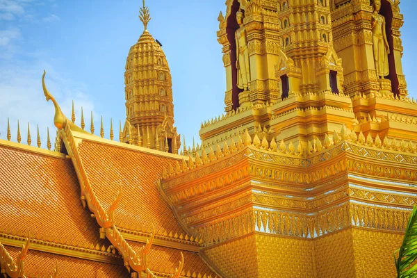 Wunderschöner Goldener Tempel Mit Der Goldenen Stehenden Buddha Statue Uralten — Stockfoto