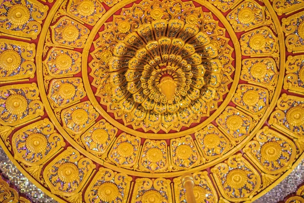 Güzel altın süslü tavan lamba Tayland Budist Kilisesi ile lotus şeklinde.  