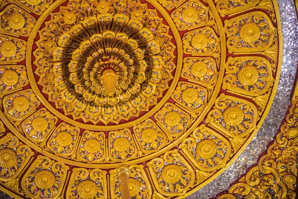 Belo Teto Dourado Decorado Forma Lótus Com Lâmpada Igreja Budista — Fotografia de Stock