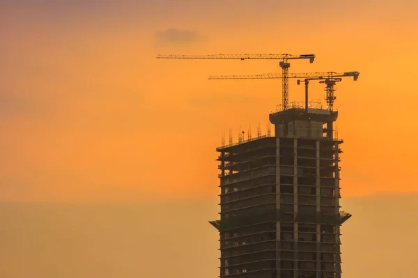Yüksek Katlı Condominium Yapım Aşamasında Sarı Mavi Gökyüzü Arka Planda — Stok fotoğraf