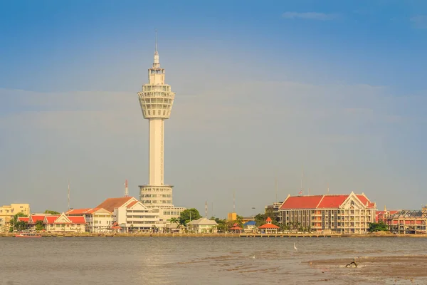 Widok Rzekę Samut Prakan Ratusz Nową Wieżą Widokową Przystani Łodzi — Zdjęcie stockowe