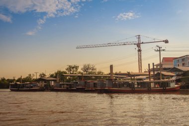 Samut Prakan, Tayland - 25 Şubat 2017: Yerel Feribot İskelesi karşısında Chao Phraya nehrin Phra Samut Chedi District,: Samut Prakarn, Thailand.