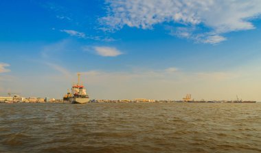 İthalat ve iş lojistiği için büyük bir konteyner gemisi. Tayland Bangkok Liman İdaresi 'nden büyük bir kargo gemisi kalkıyor. Ya da Tayland, Bangkok' taki Chao Phraya nehri boyunca Klong Toey limanı..