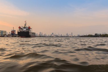 İthalat ve iş lojistiği için büyük bir konteyner gemisi. Tayland Bangkok Liman İdaresi 'nden büyük bir kargo gemisi kalkıyor. Ya da Tayland, Bangkok' taki Chao Phraya nehri boyunca Klong Toey limanı..