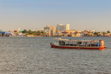 Samut Prakan, Tayland - 25 Şubat 2017: Kamu hizmeti sırasında Choa Phraya Nehri feribot. Tayland Körfezi üzerinde Chao Phraya Nehri'nin ağzında Samut Prakan mevcuttur.