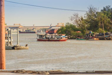 Samut Prakan, Tayland - 25 Şubat 2017: Yerel Feribot İskelesi karşısında Chao Phraya nehrin Phra Samut Chedi District,: Samut Prakarn, Thailand.