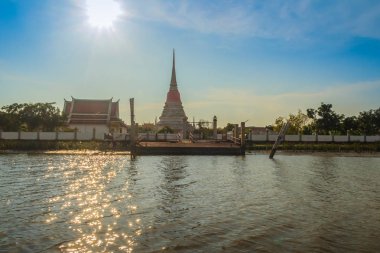 Wat Phra Samut Chedi Tapınağı görünümünden Chao Phraya Nehri, güzel ve ünlü Tapınağı: Samut Prakarn, Thailand.