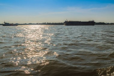 İthalat ve iş lojistiği için büyük bir konteyner gemisi. Tayland Bangkok Liman İdaresi 'nden büyük bir kargo gemisi kalkıyor. Ya da Tayland, Bangkok' taki Chao Phraya nehri boyunca Klong Toey limanı..