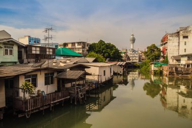 Samut Prakarn gözetleme kulesi ile kanal ve ön plan ve mavi gökyüzü arka plan köyde. Samut Prakan Tayland Körfezi üzerinde Chao Phraya Nehri'nin ağzında yer almaktadır.