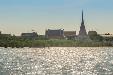 Wat Phra Samut Chedi Tapınağı görünümünden Chao Phraya Nehri, güzel ve ünlü Tapınağı: Samut Prakarn, Thailand.
