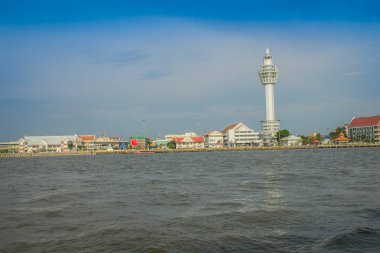 Samut Prakan belediye binasının yeni gözlem kulesi ve iskele manzarası. Samut Prakan, Tayland Körfezi 'ndeki Chao Phraya Nehri' nin ağzında..