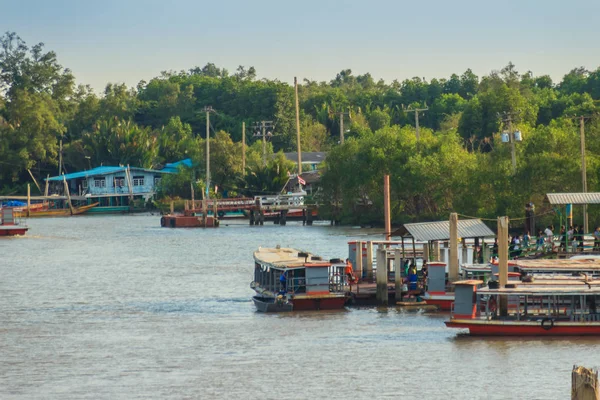 Samut Prakan Tailandia Marzo 2017 Muelle Ferry Local Través Del —  Fotos de Stock