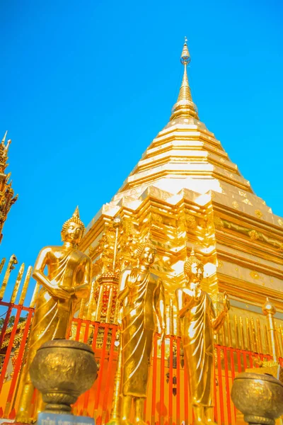 美丽的泰国北方风格的黄金教堂和宝塔建筑在 Wat Phra Doi Suthep 著名的寺庙 并成为泰国清迈的地标 — 图库照片