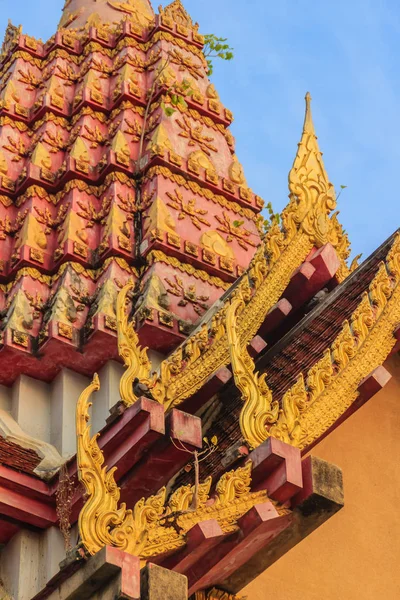 Golden Pagoda Altında Mavi Gökyüzü Arka Plan Üstünde Büyüyen Küçük — Stok fotoğraf