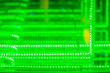 Fütüristik yeşil led ışıklar arka plan soyut. Yeşil neon yanıp sönen ışıklar odaklanmamış arka plan. Bokeh parıldayan spot ışıklar açık yeşil arka plan bulanıklık hafif bulanık.