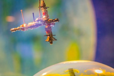 Yörüngeli uydu modeli. Dünya yörüngesindeki uzay aracının ilerleme.