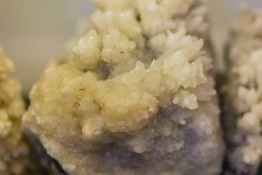 Damlataş taş Numune Eğitim için. Bir sarkıt mağaralar, kaplıcalar veya köprüler ve mayınlar gibi insan yapımı yapıları tavandan asılı oluşumu bir türüdür.