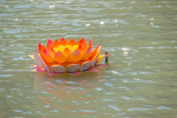 Hermoso Kratong Naranja Flota Agua Concepto Para Festival Loy Kratongs —  Fotos de Stock