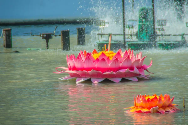 美しいピンクやオレンジ色の Kratongs 水に浮かんでいます タイで有名なロイ Kratongs Conccept — ストック写真